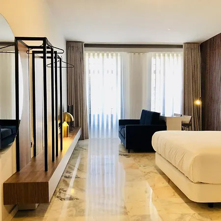 Bright And Spacious In Apartment *