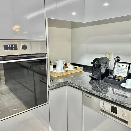 Bright And Spacious In Apartment *