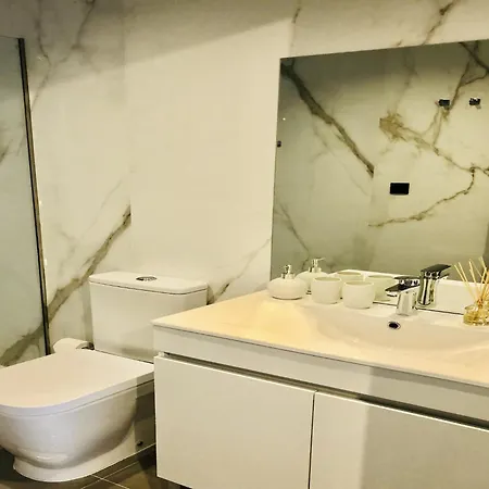 Apartment Bright And Spacious In Porto