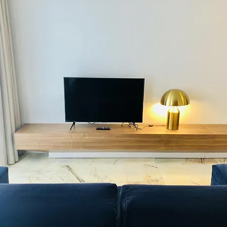 Apartment Bright And Spacious In