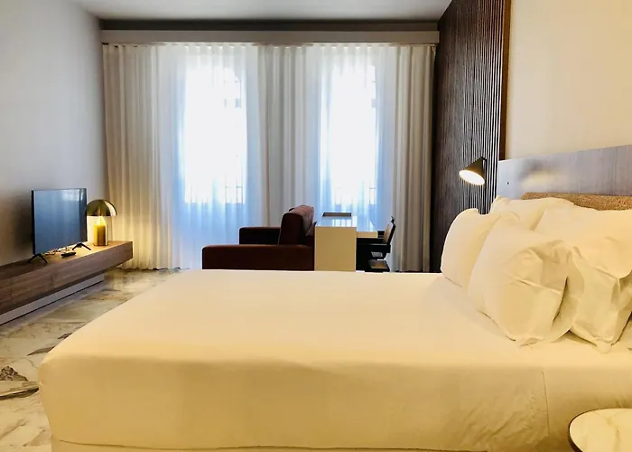 Bright And Spacious In דירה